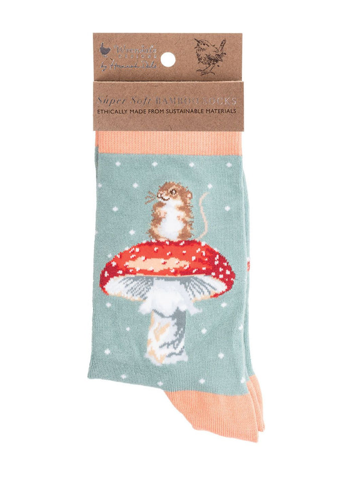 Socken mit dem Motiv einer Maus auf einem Fliegenpilz von Wrendale Designs