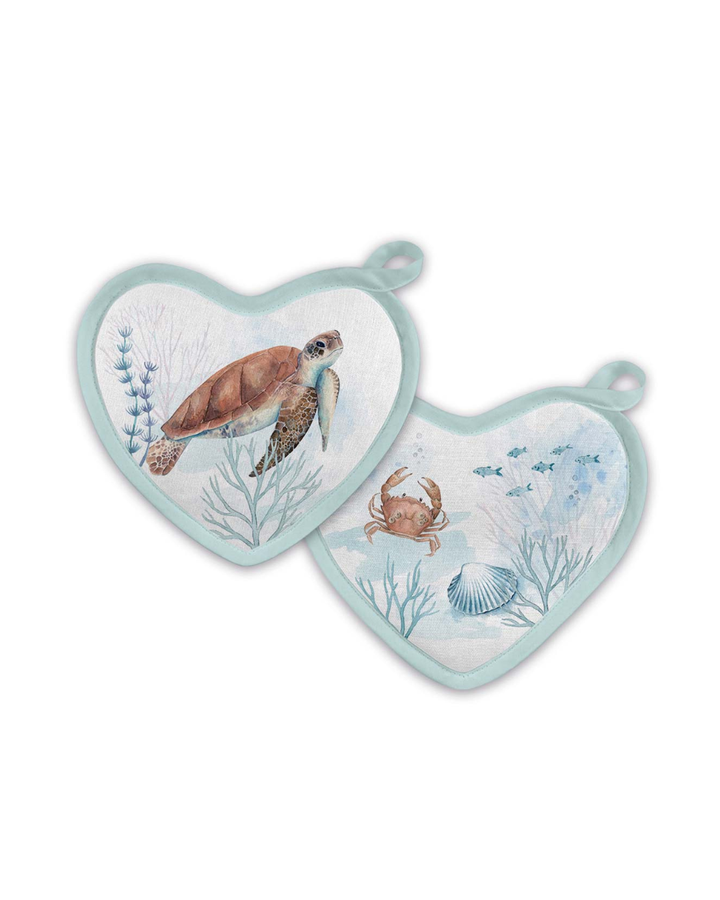 Vorderseiten der herzförmigen Topflappen „Sealife“ von Maluu mit Schildkröten- und Krabbenmotiv