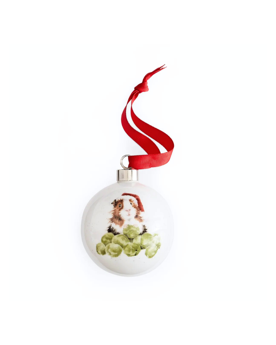 Porzellankugel Meerschweinchen mit Weihnachtsmütze von Wrendale Designs auf weißem Hintergrund.