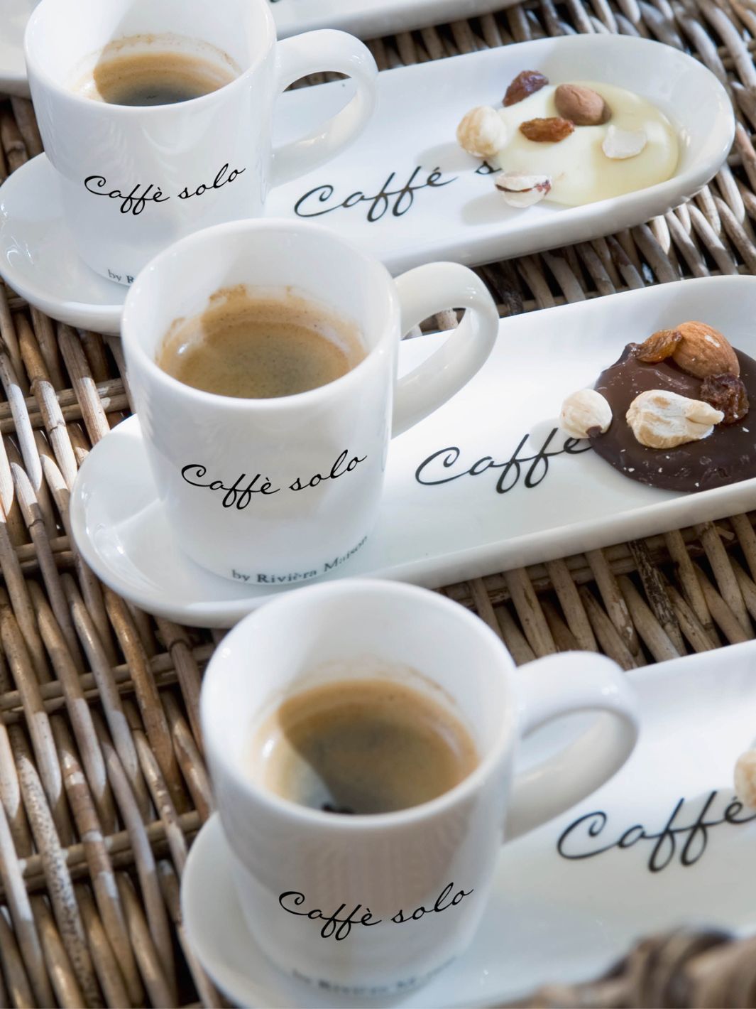 Mehrere Kaffee Solo Tassen auf einem Rattan Tablett von Rivièra Maison.