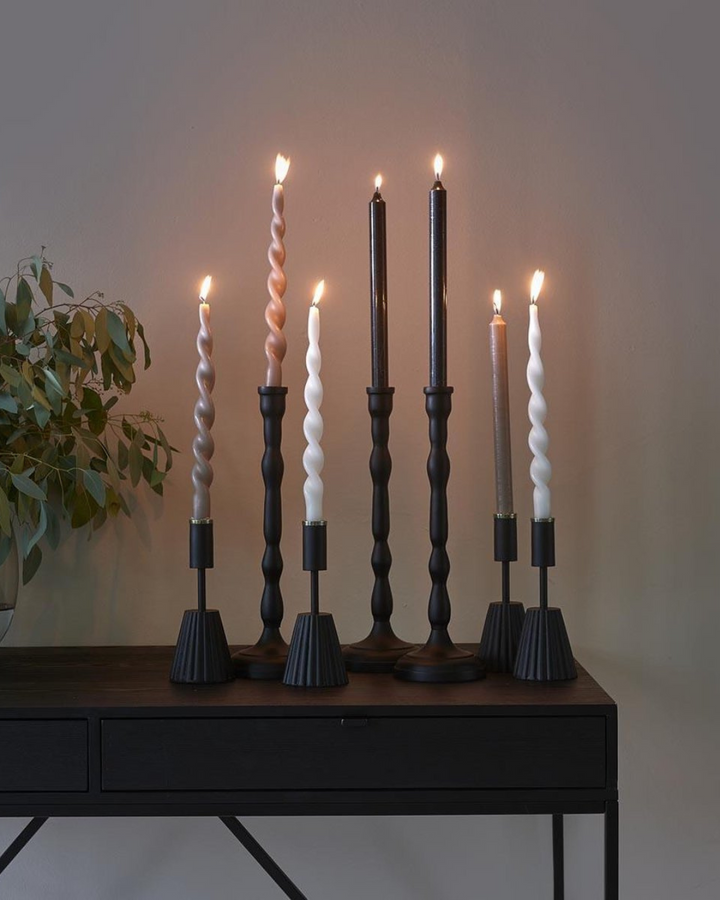 Mehrere schwarze Salvador Kerzenständer von Rivièra Maison dekoriert mit Stabkerzen.