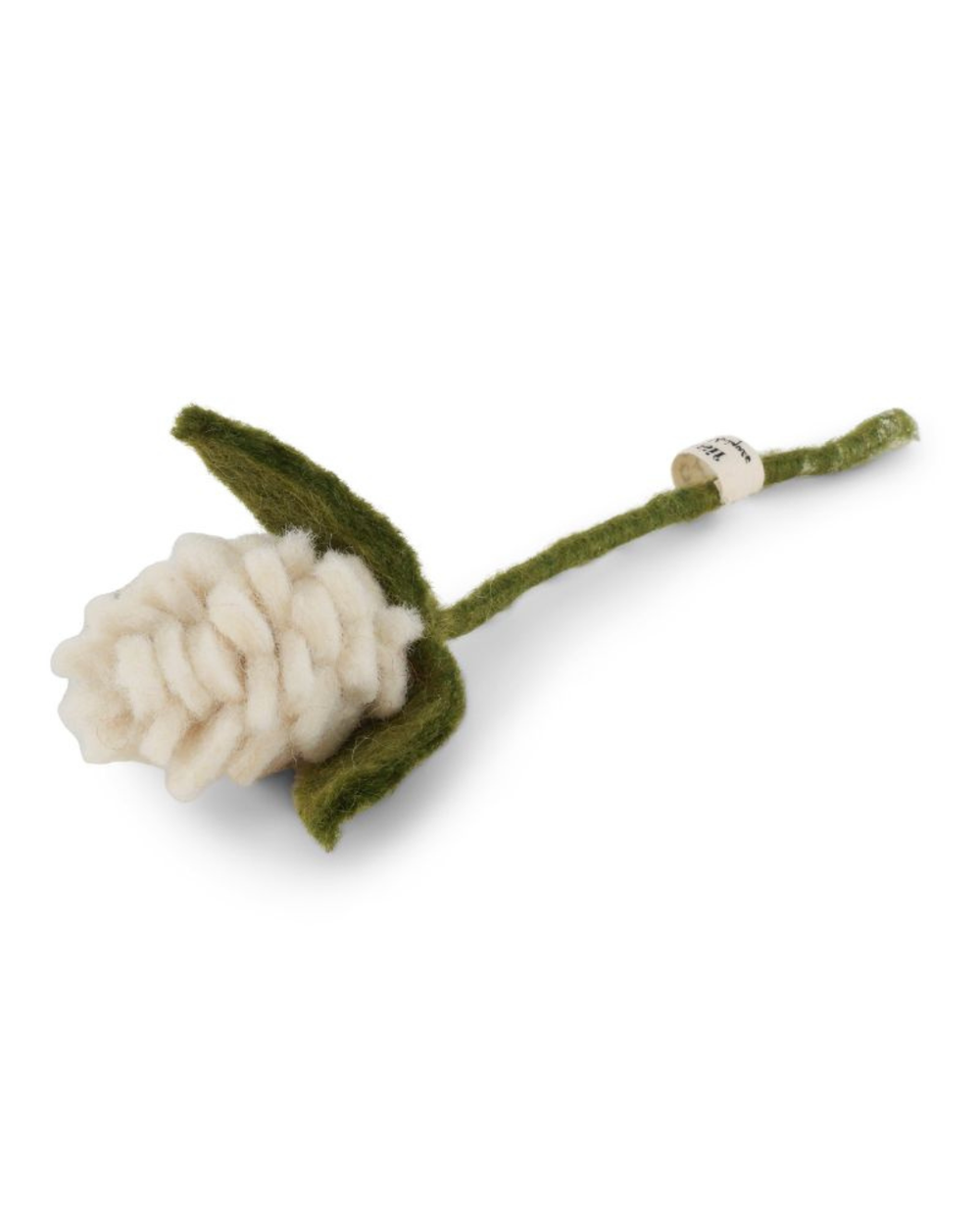 Weiße Mini-Artischocke aus Filz von Gry & Sif, seitlich liegend vor einem hellen, schlichten Studiohintergrund. Das weiche Licht hebt die filzige Oberfläche und die natürliche Blütenform hervor.