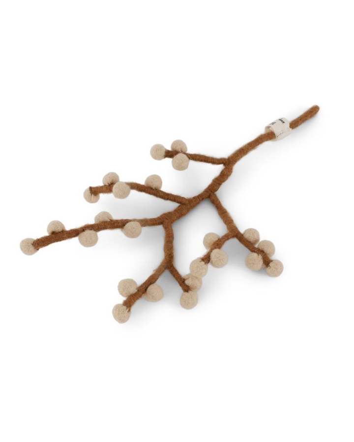 Beiger Mini Beeren-Ast aus Filz von Gry & Sif mit braunem Stiel und runden Filzbeeren, freigestellt vor weißem Hintergrund, liegend fotografiert.
