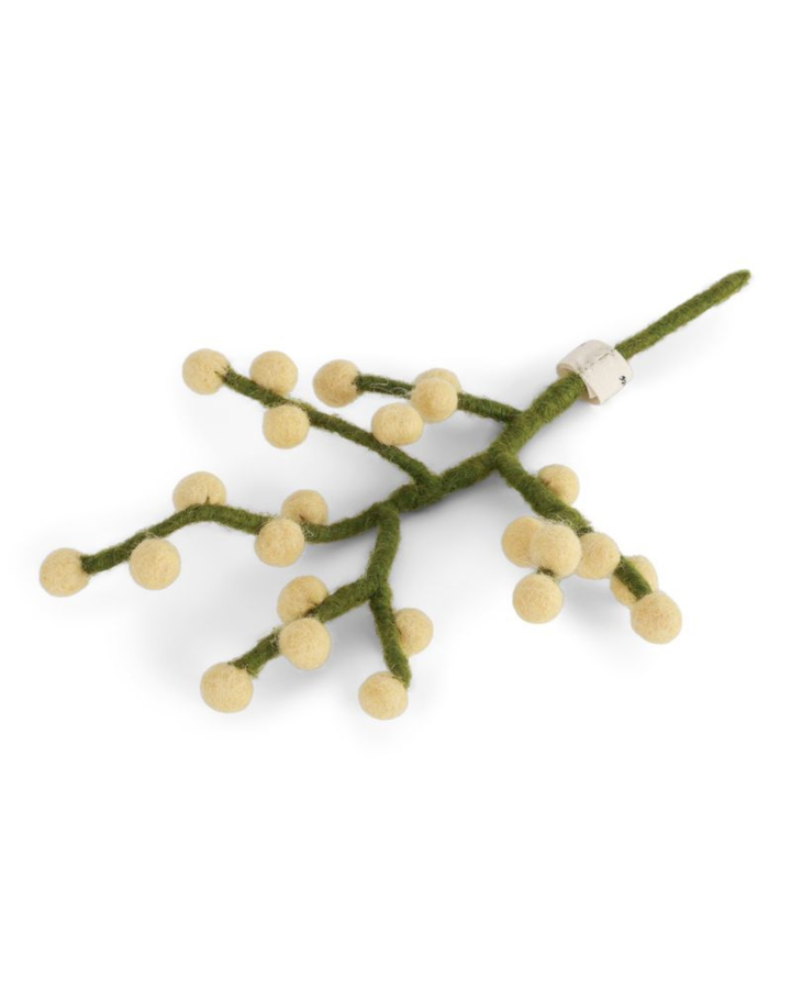 Mini Beeren-Ast aus Filz von Gry & Sif mit hellgelben Beeren und grünem Stiel, freigestellt vor weißem Hintergrund, leicht schräg liegend.