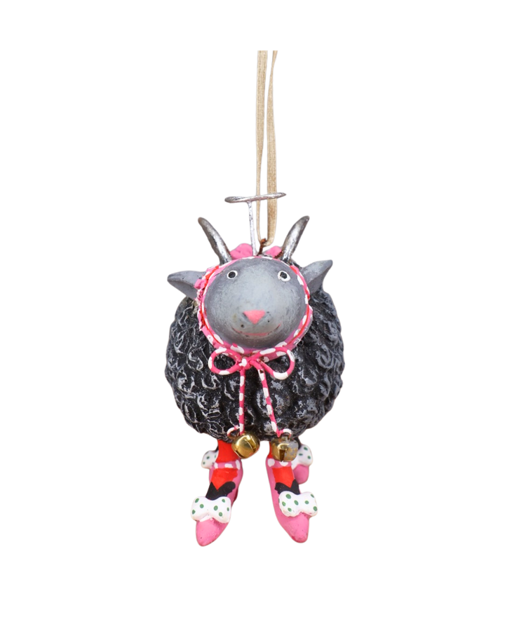 Vorderansicht des Schaf Krinkle Mini Barbara Black Sheep von Patience Brewster mit schwarzem Fell, pinkem Band und Glöckchen