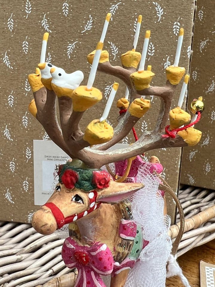 Kopf mit Blumenschmuck und Geweih mit Vögeln und Kerzen