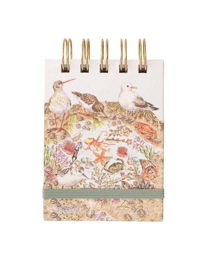 Vorderseite des Mini Notiz- und Skizzenbuchs „Seaside“ von Wrendale Designs mit maritimen Illustrationen und elastischem Verschlussband.