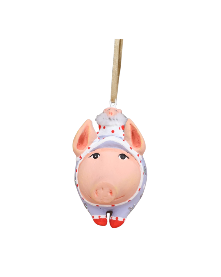 Vorderansicht der Schweine Krinkle Mini Tinkerbelle Pig von Patience Brewster, handbemalt mit gepunktetem Overall.