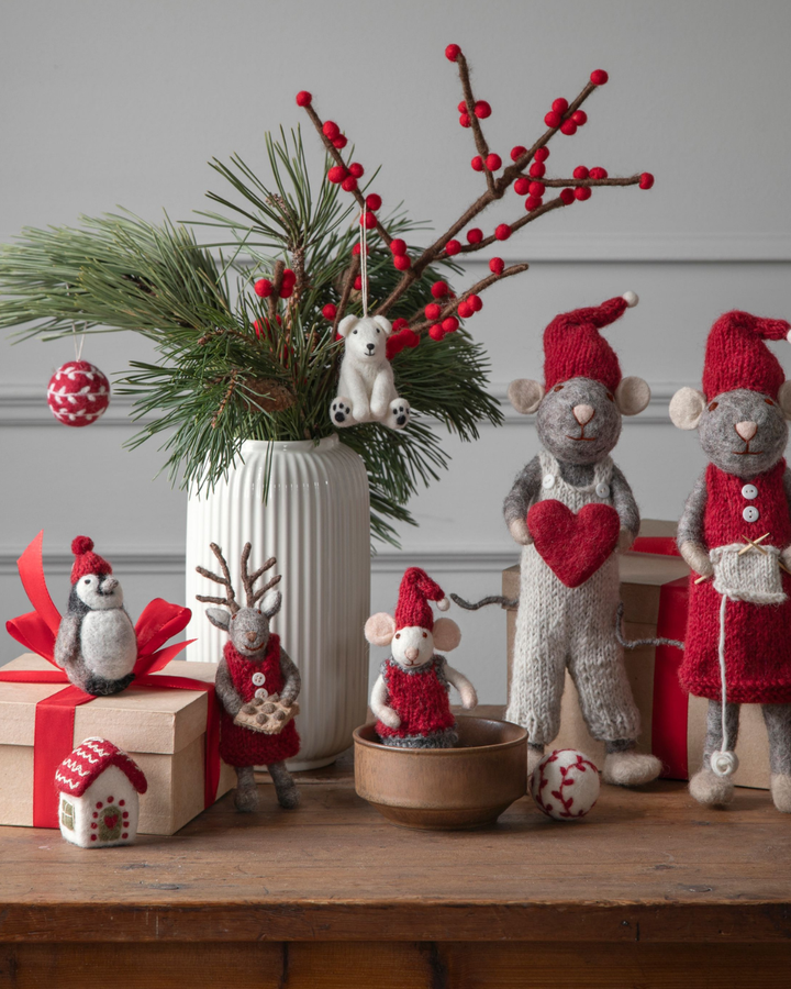 Mini Weihnachtshaus von Gry & Sif in einer Zusammenstellung von weiteren weihnachtlichen Filzfiguren.