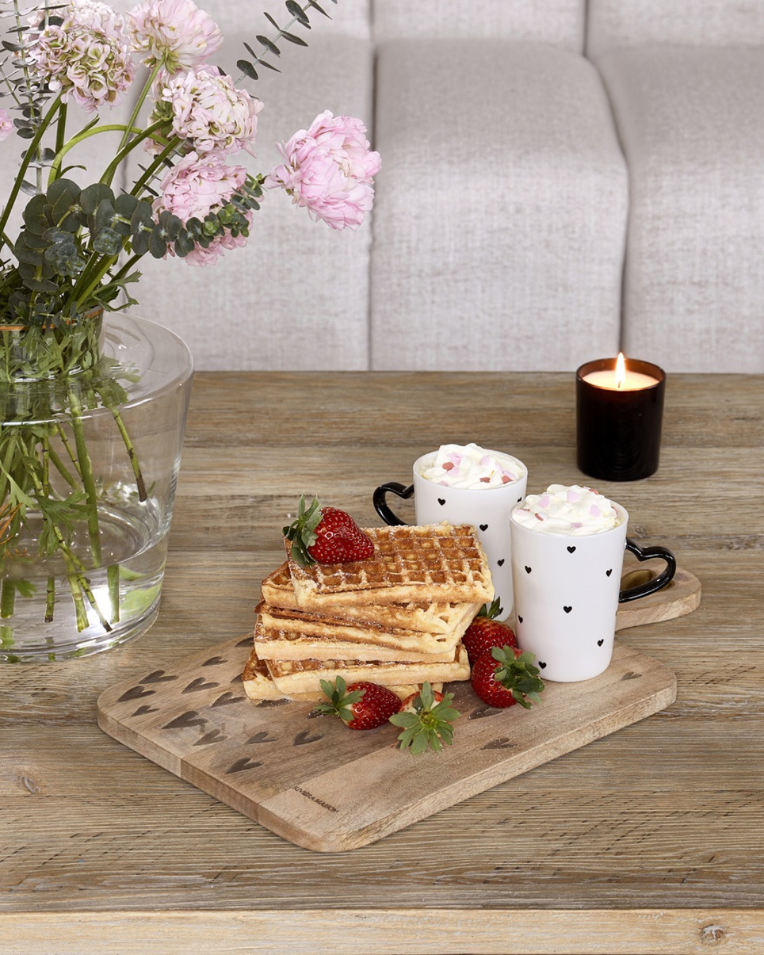 Holzbrett Happy Hearts von Rivièra Maison mit Waffeln und Erdbeeren dekoriert