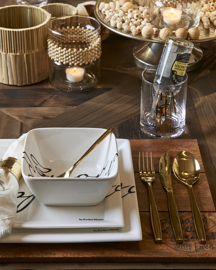 Holz-Tischset „Porter Placemat“ von Rivièra Maison mit Geschirr und Besteck gedeckt auf einem Esstisch.