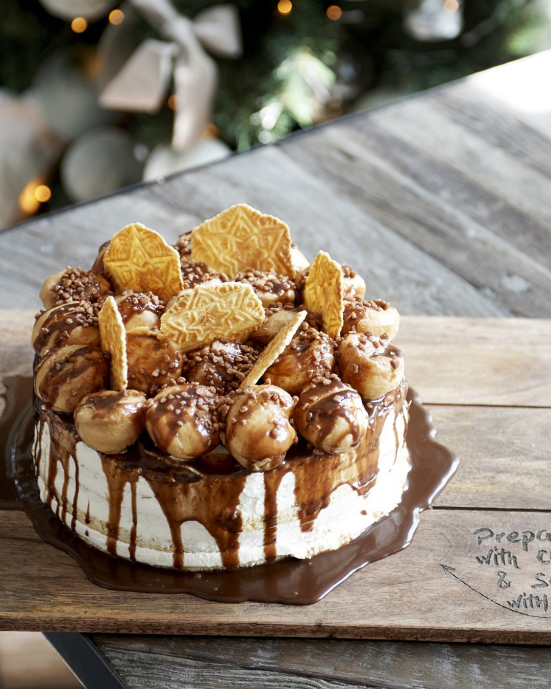 Holz-Tischset „Porter Placemat“ von Rivièra Maison mit dekorierter Torte als Servierfläche auf einem Tisch.