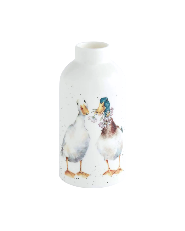Mittelgroße Enten Blumenase aus dem 3er Set von Wrendale Designs. Auf der Vase ist eine Ente zu sehen welche die andere Ente mit Blumen beschenken will. Die Vase steht vor weißen Hintergrund.