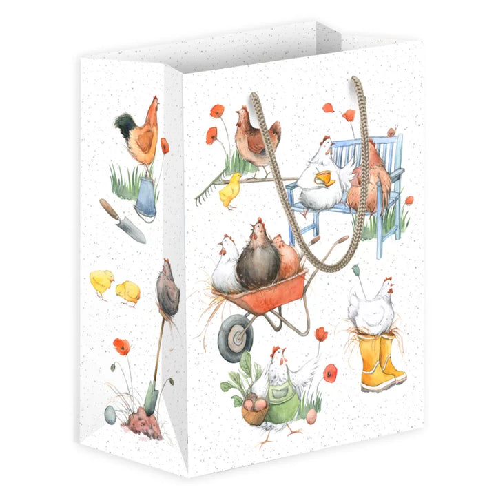 Geschenktasche „Hühnerbande“ vom Grätz Verlag mit detailreichen Hühner-Motiven, Schubkarre, Eierkorb und Gartenaccessoires, Vorderansicht mit Kordelgriffen.