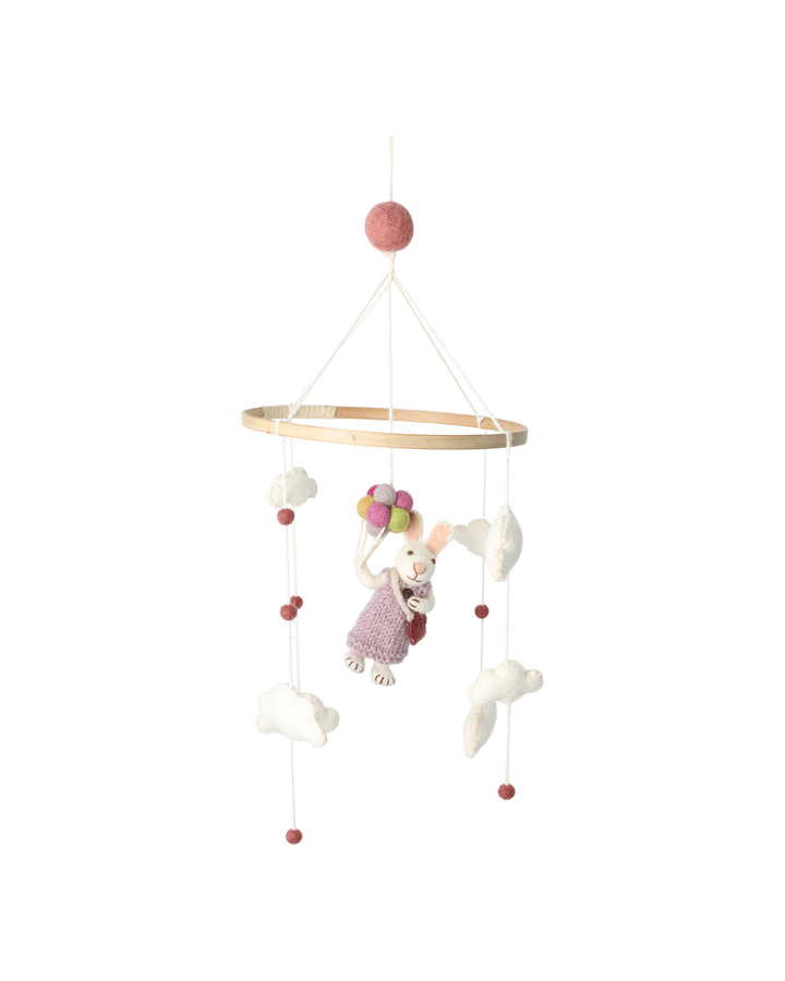 Filz-Mobile von Gry & Sif mit Holzring und hängenden Hasen mit rosa Kleid aus Filz, freigestellt vor weißem Hintergrund, die einzelnen Elemente sind gleichmäßig verteilt.