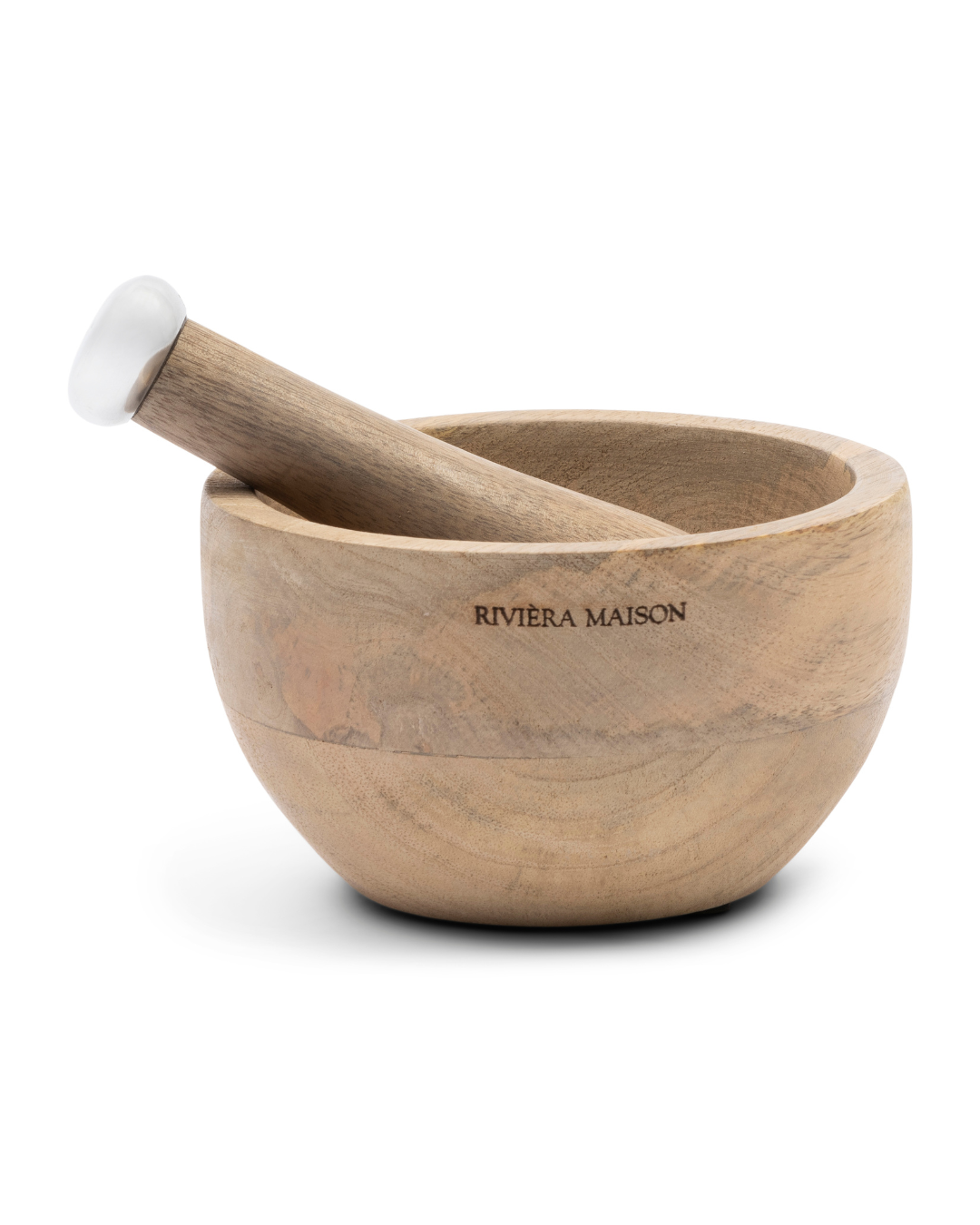Holzmörser mit passendem Stößel von Rivièra Maison, der Stößel liegt schräg im Mörser, Markenlogo vorne sichtbar.
