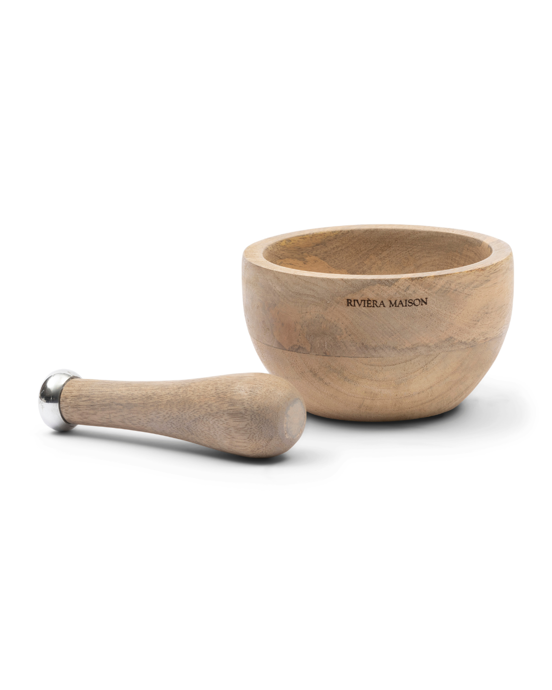 Mörser und Stößel von Rivièra Maison nebeneinander liegend, beide Teile aus Holz, klar freigestellt vor hellem Hintergrund.