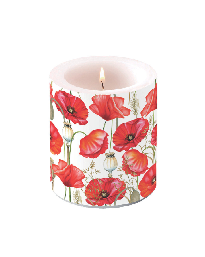 Größere Zylindrische Kerze mit Mohnblumen-, Ähren- und Samenkapselmotiv der Marke Ambiente, brennend, isoliert auf weißem Hintergrund.