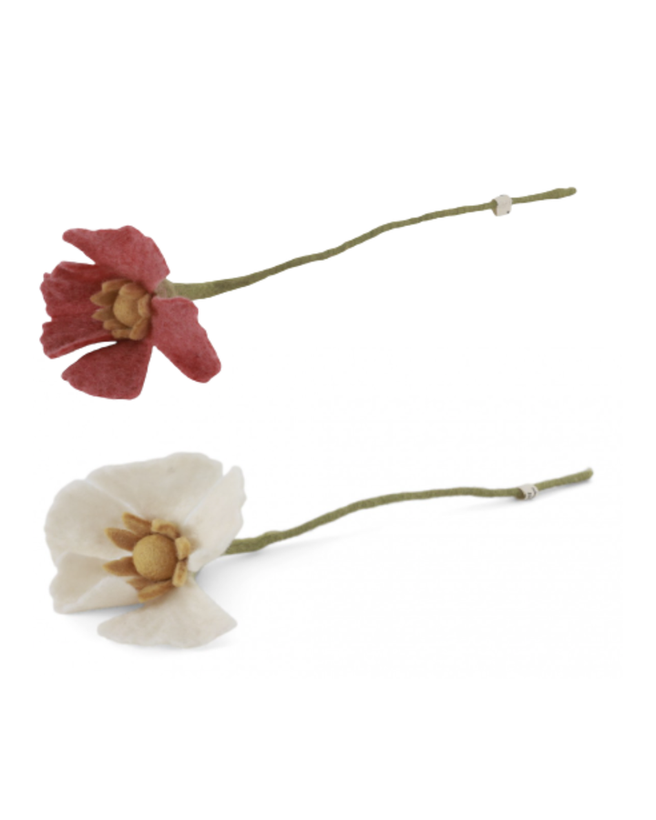 Zwei Filzblumen Mohnblume in Rot und Weiß von Gry & Sif nebeneinander