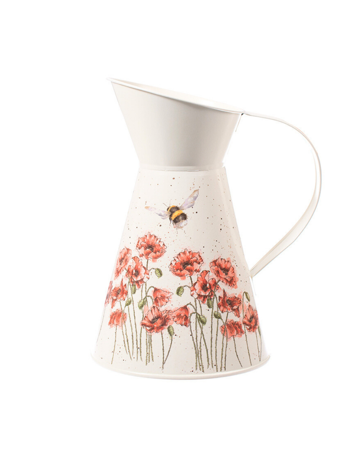 Weiße Blumenvase Flower Jug von Wrendale Designs mit rotem Mohnblumenmotiv und fliegender Hummel, freigestellt vor weißem Hintergrund, mit geschwungener Henkel- und Krugform.
