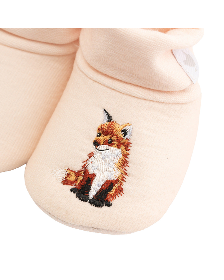 Detailaufnahme der Fuchs-Stickerei auf den Babyschuhen „Little Forest“ von Wrendale Designs, liebevoll ausgearbeitete Farben und feine Konturen.