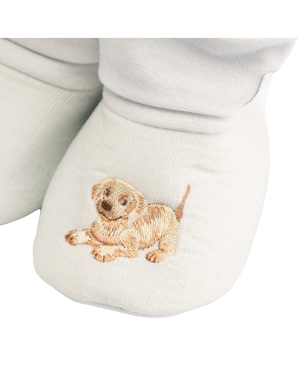 Detailaufnahme der feinen Hundestickerei auf den Babyschuhen „Little Paws“ von Wrendale Designs.