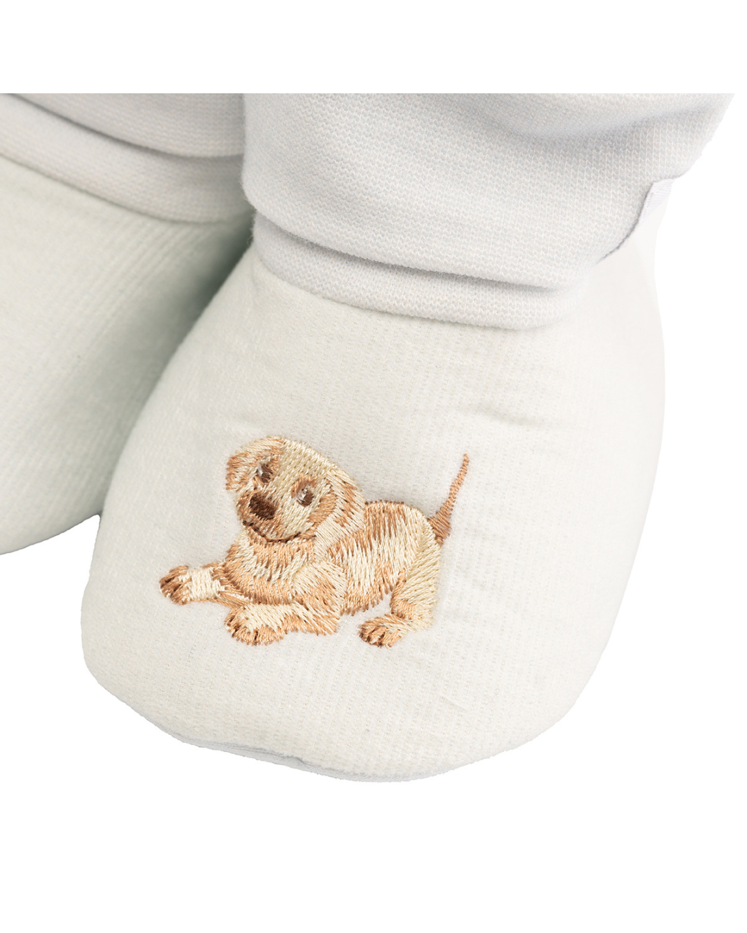 Detailaufnahme der feinen Hundestickerei auf den Babyschuhen „Little Paws“ von Wrendale Designs.