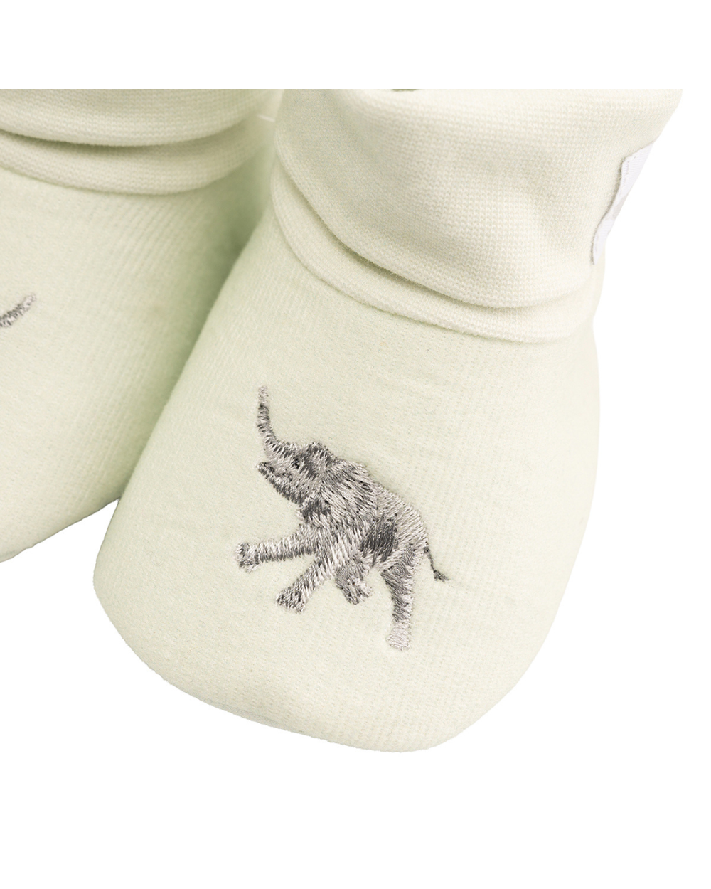 Detailaufnahme der Elefanten-Stickerei auf den Babyschuhen „Little Savannah“ von Wrendale Designs.