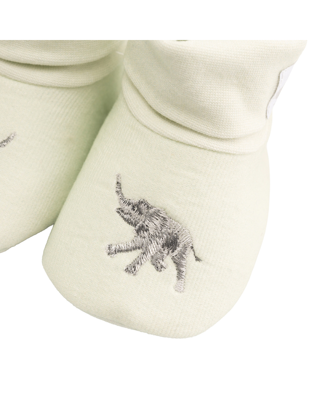 Detailaufnahme der Elefanten-Stickerei auf den Babyschuhen „Little Savannah“ von Wrendale Designs.