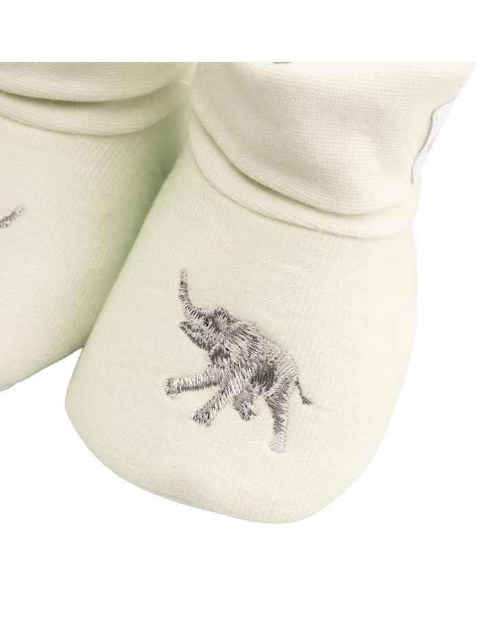Detailaufnahme der Elefanten-Stickerei auf den Babyschuhen „Little Savannah“ von Wrendale Designs.