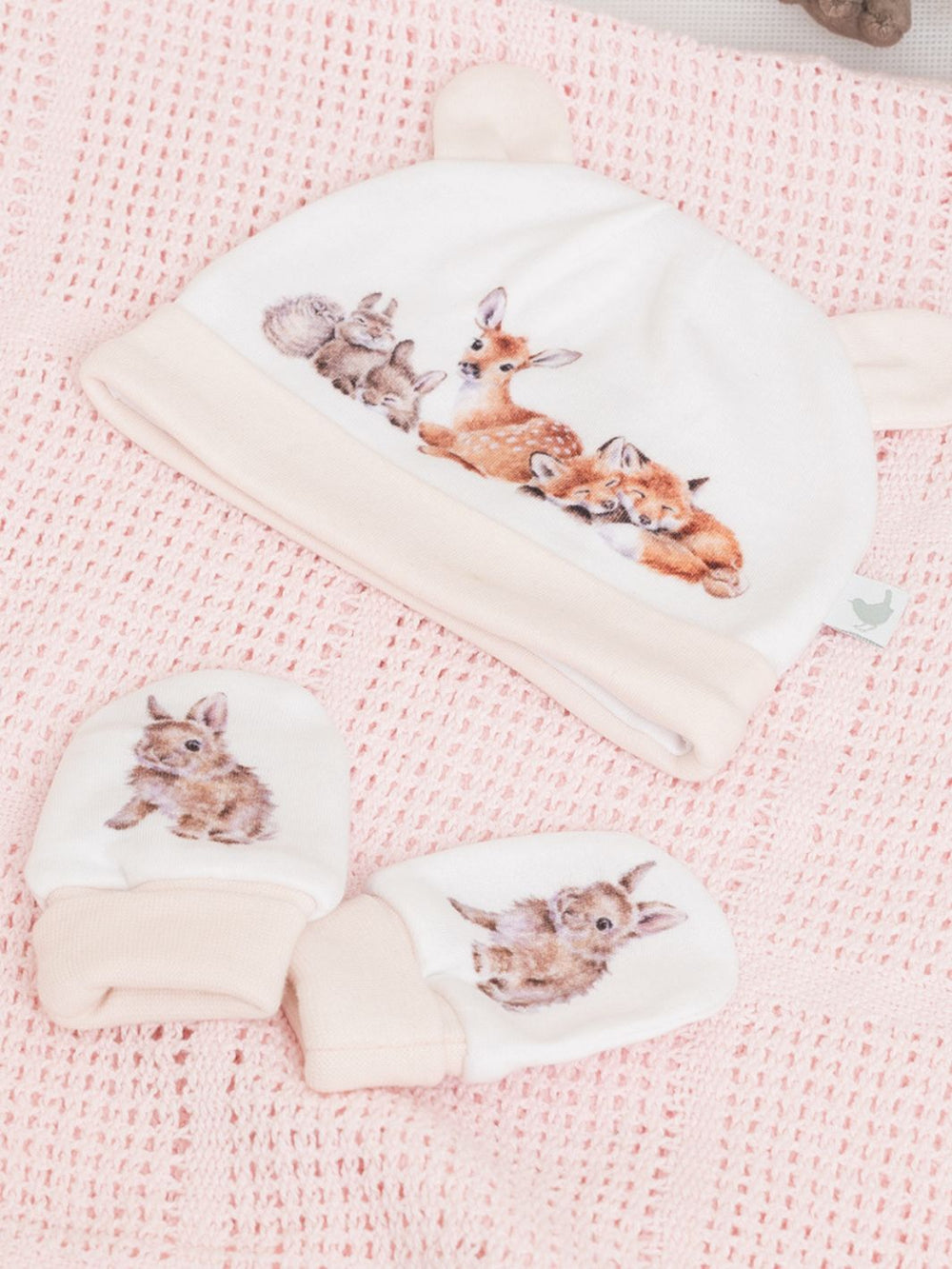 Mütze und Handschuhe des Geschenksets mit den Waltier-Motiven von Wrendale Designs.
