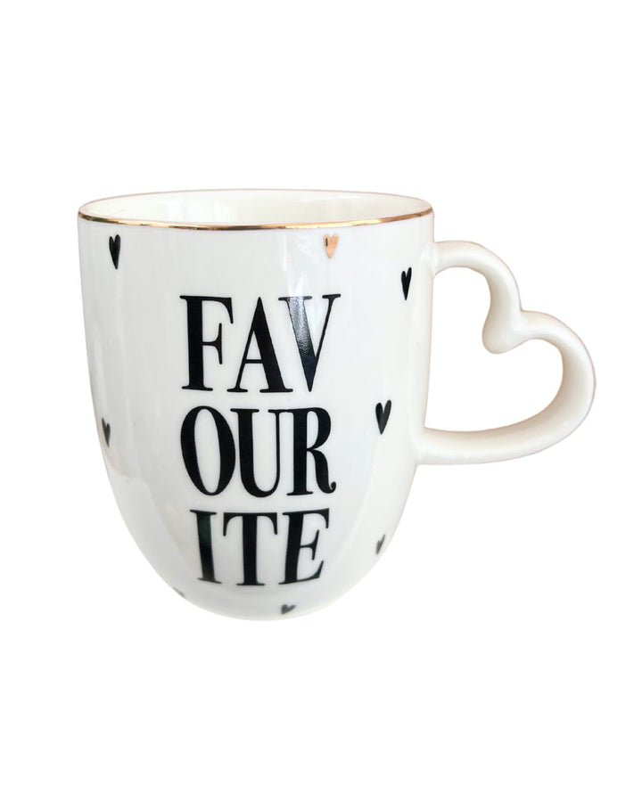 Tasse von Rivièra Maison mit einem herzförmigen Griff. Vorne steht das Wort Favourite drauf und rundherum sind kleine schwarze Herzchen drauf.