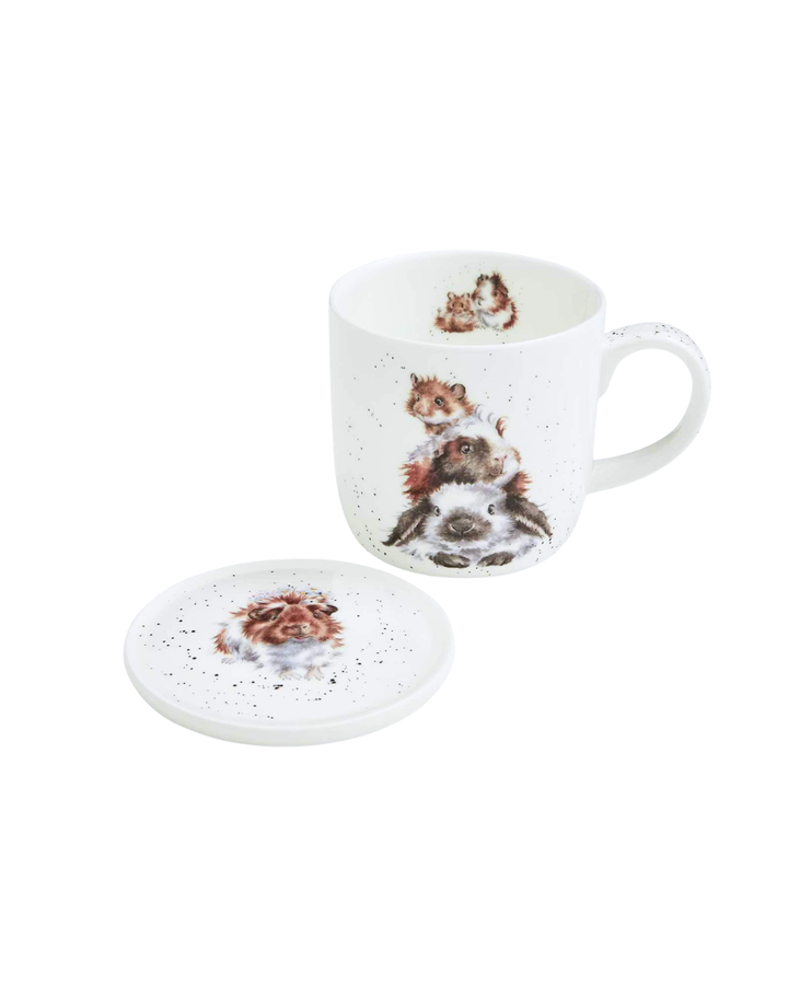 Nager-Motiv "Piggy in the Middle" von Wrendale Designs auf einer Tasse mit Deckel von Royal Worcester vor weißem Hintergrund.