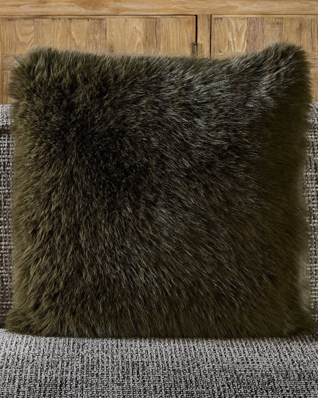 Nahaufnahme des weichen, flauschigen Kunstfells des Bromont Faux Fur Kissenbezugs