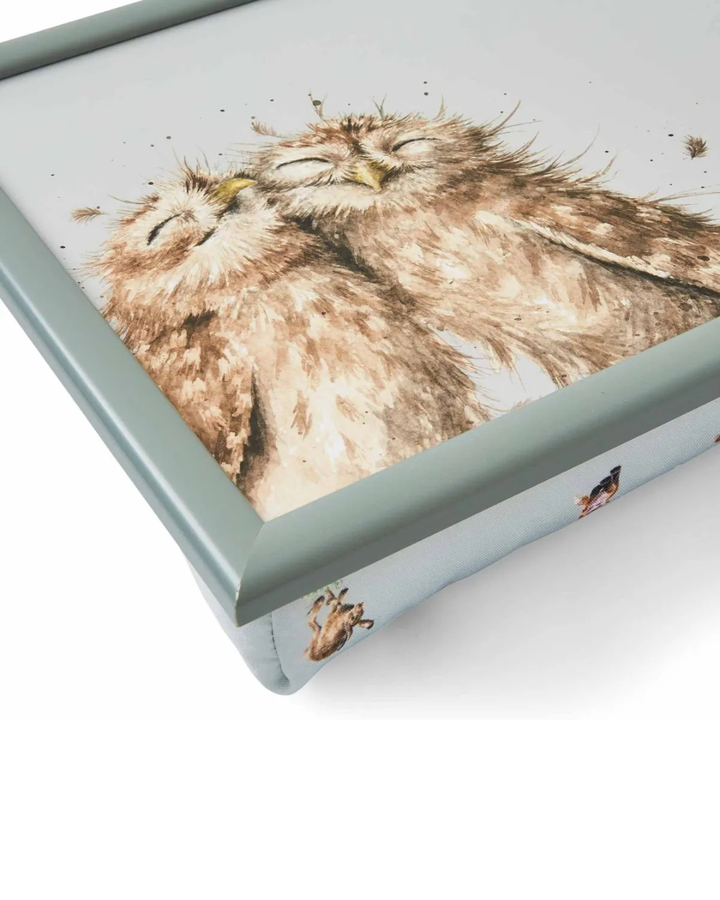 Wrendale Designs Knietablett mit Eulenmotiv auf graublauem Rahmen, frontal