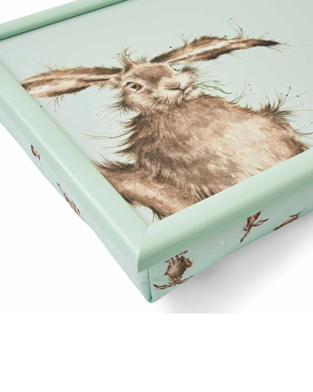 Detailansicht des Hasenmotivs auf dem Knietablett von Wrendale Designs