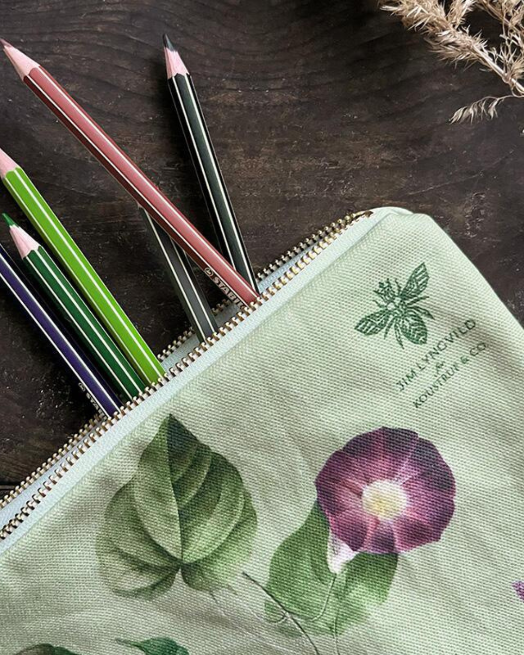 Nahaufnahme der Kosmetiktasche Mit Stiften gefüllt auf Holzigem Untergrund.