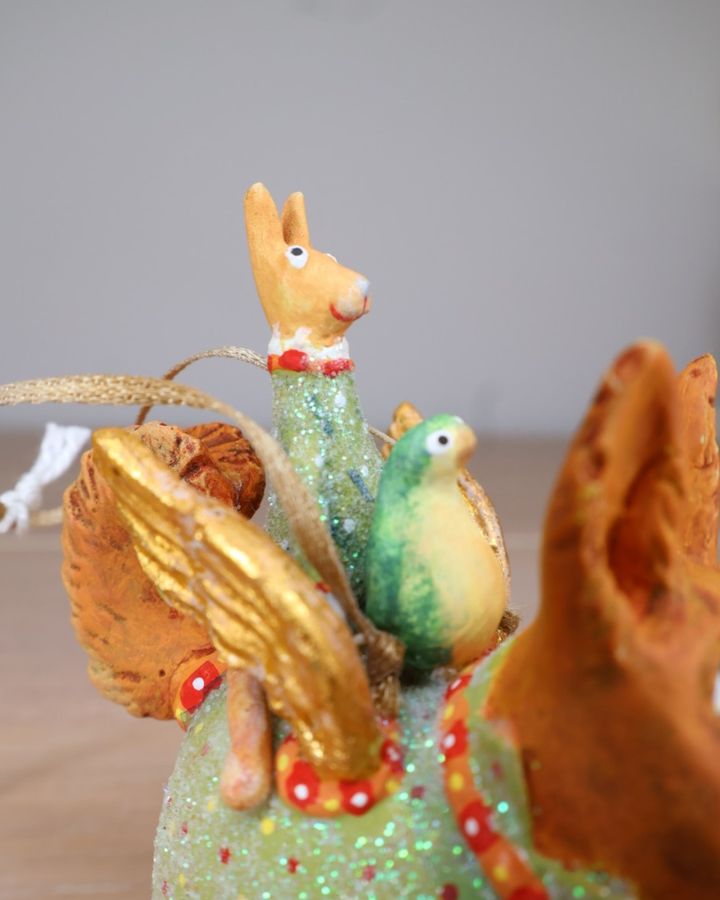 Detailaufnahme der beiden Figuren auf dem Rücken des Terrier Carrier von Patience Brewster.