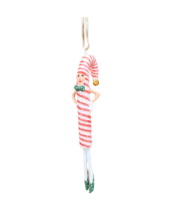 „Seitliche Ansicht der Krinkle Figur Candy Cane mit geschwungener Mütze und goldenem Glöckchen.“