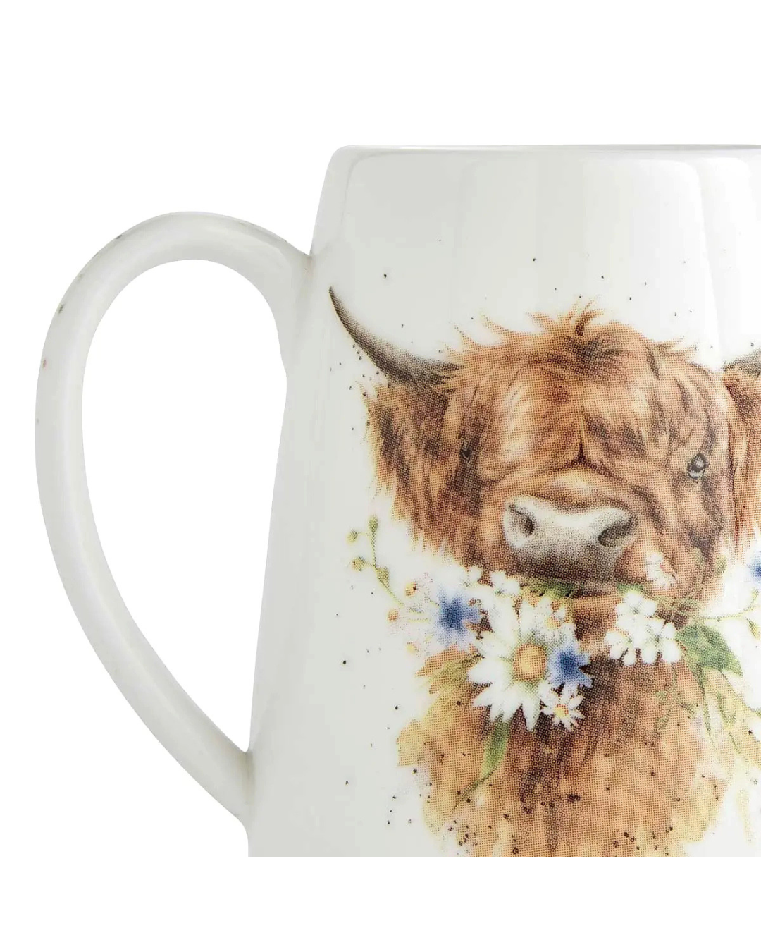 Nahansicht eines Krugs von Wrendale Designs mit dem Fokus auf den Henkel und dem Motiv. Auf dem Krug ist eine Hochlandkuh mit Blumen im Mund zu sehen.