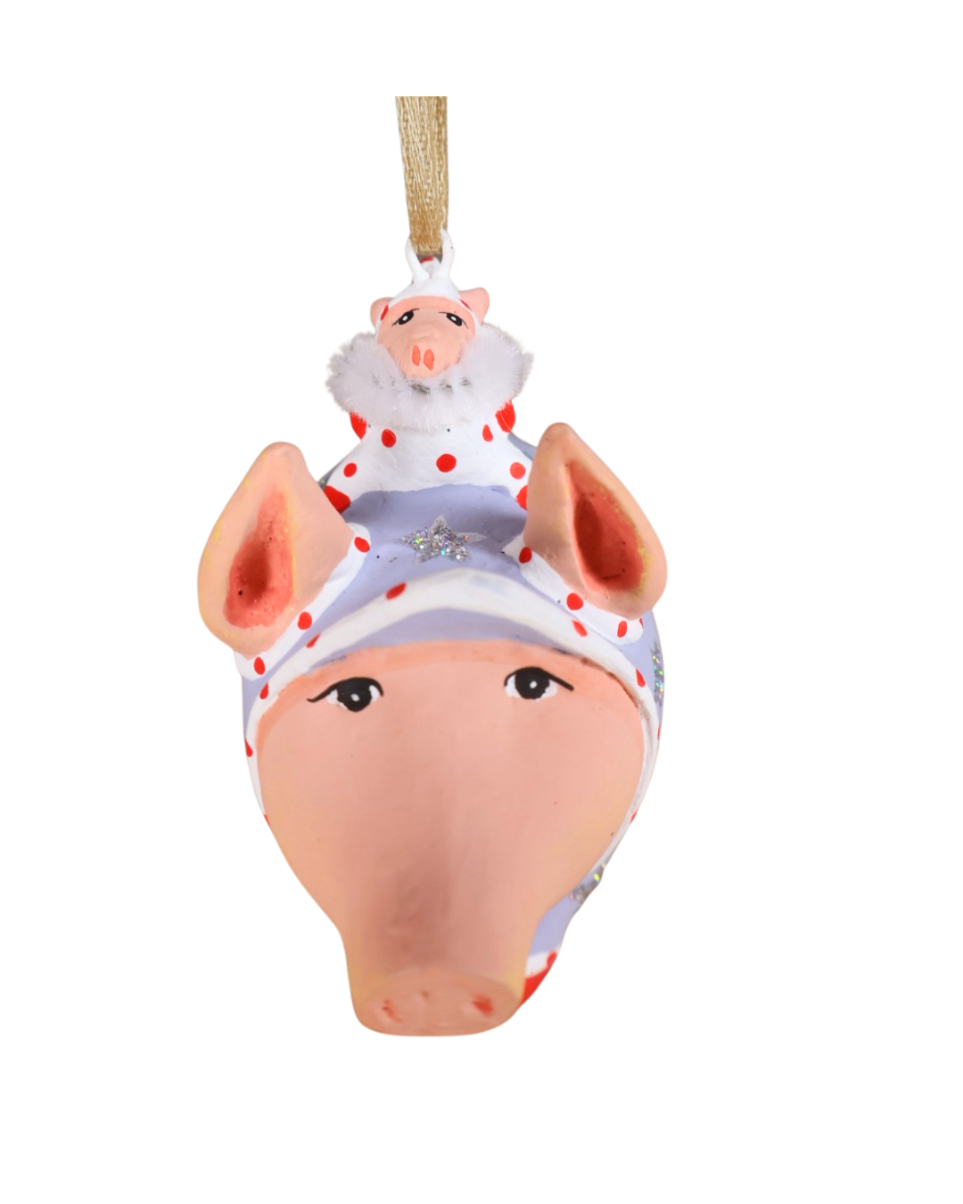 Nahaufnahme der Tinkerbelle Pig Krinkle Figur, Fokus auf Gesicht und winterlichem Muster.