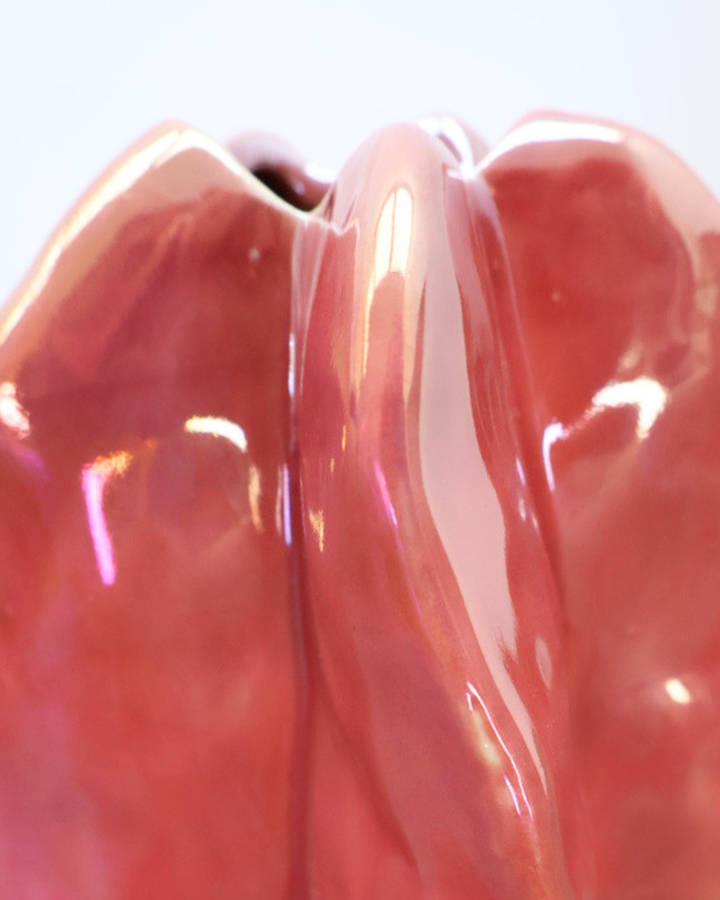 Nahaufnahme der pinken Blumenvase von Light & Living.