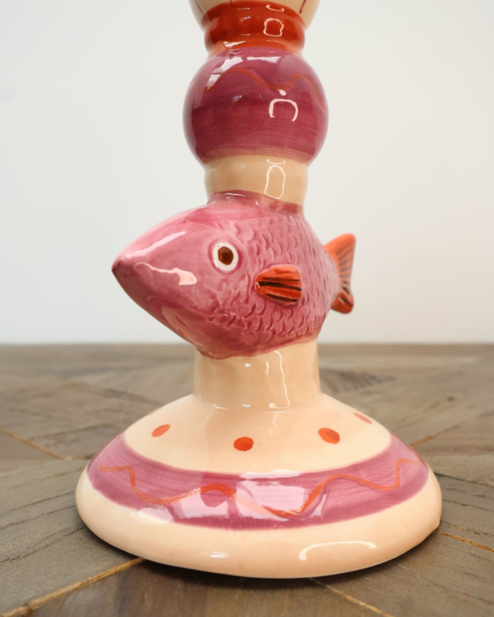 Pinker Fisch-Kerzenständer Dolomite von J. Kersten als stilvolles Dekoelement auf einem hellen Holztisch.
