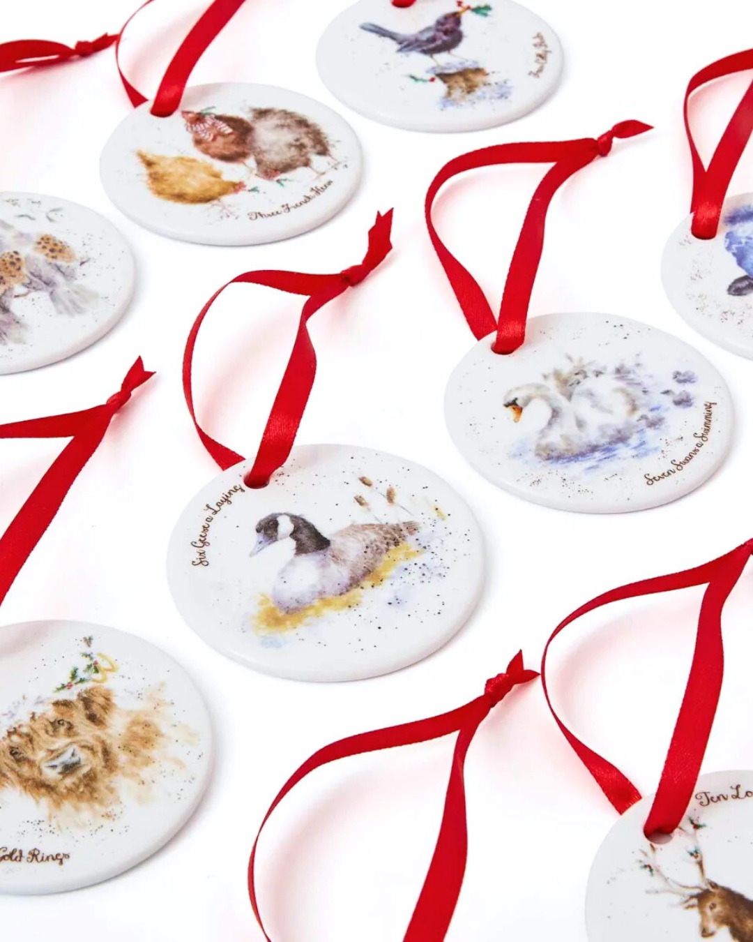 Detailansicht der Porzellananhänger 12 Days of Christmas mit Tiermotiven von Hannah Dale.