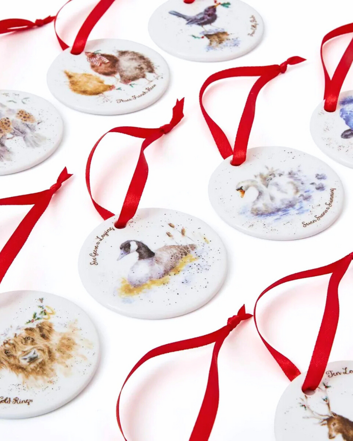 Detailansicht der Porzellananhänger 12 Days of Christmas mit Tiermotiven von Hannah Dale.