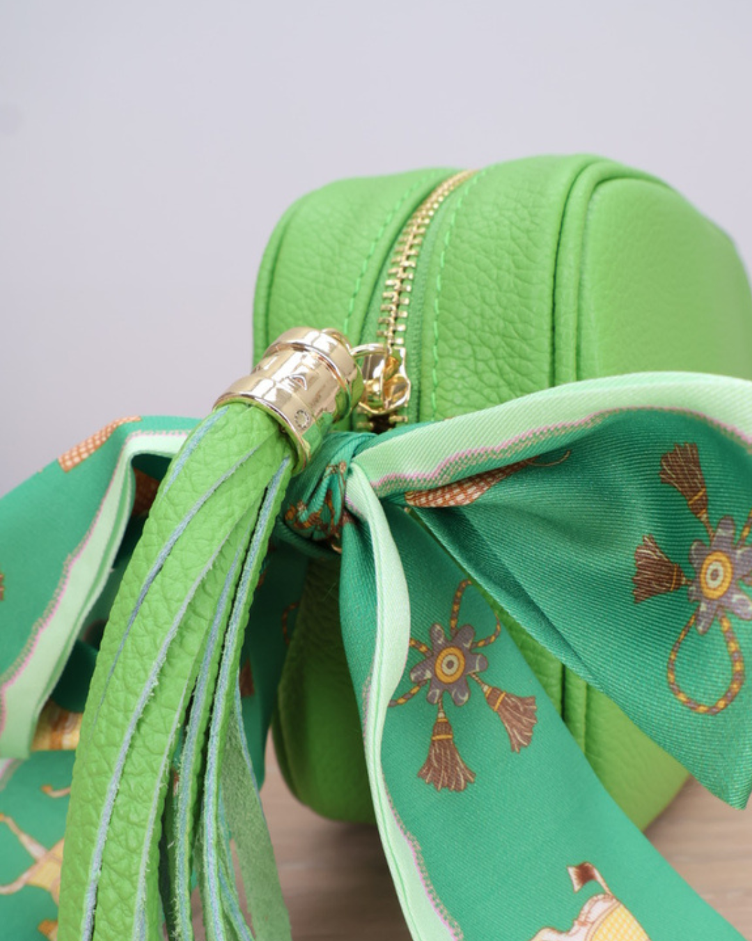 Kiwi grüne Lederhandtasche „Isolde“ mit grünem Bandana-Detail, seitliche Ansicht mit goldenen Details.