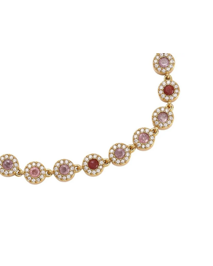 Nahaufnahme vom Armband mit bunten Glitzer Steinen von Dottilove vor weißen Hintergrund. Das Armband selbst ist Gold mit vielen Glitzer Steinen in rot, weiß und lila.