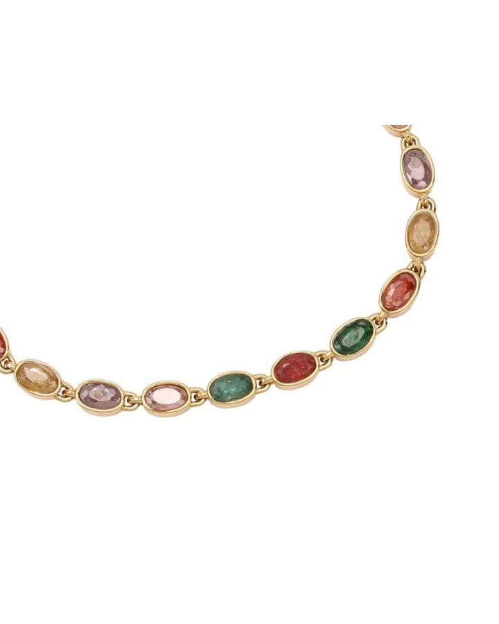 Nahaufnahme vom Armband mit bunten Steinen von Dottilove. Das Armband selbst ist gold mit bunten Steinen in grün, rot lila und gelb.