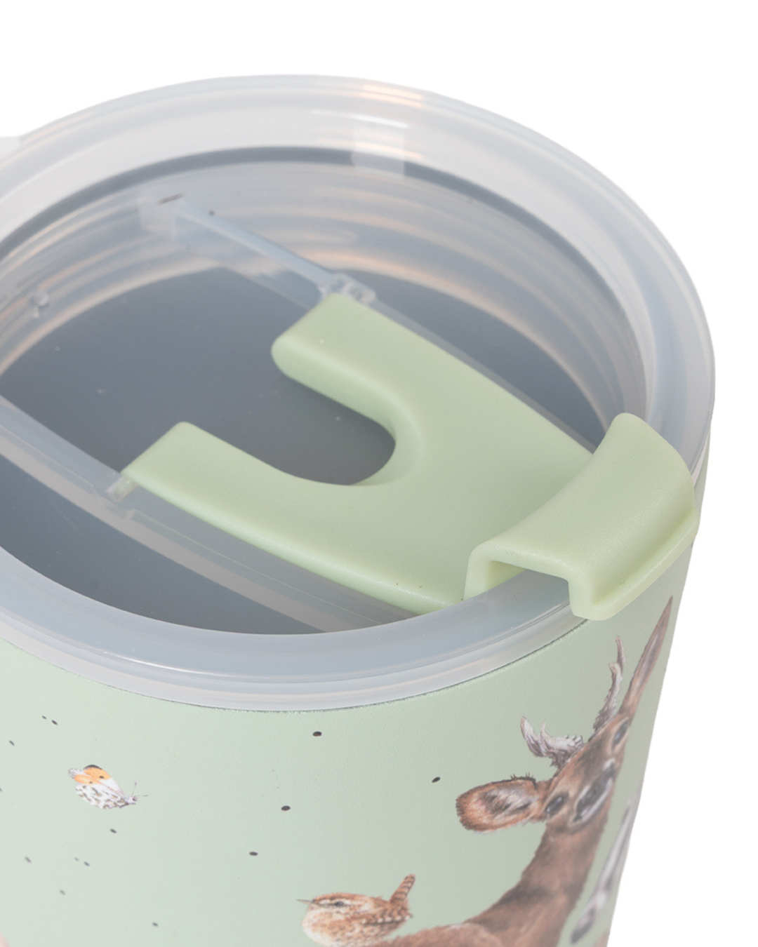 Nahaufnahme des Waldtiere Thermobechers To Go "Woodland" von Wrendale Designs. Der durchsichtige Kunstoffdeckel und die daran befestigte hellgrüne Verschlusslasche sind gut zu sehen.