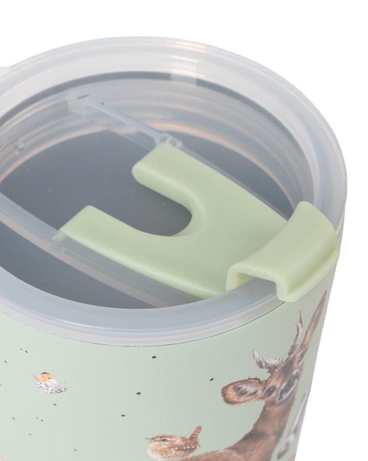 Nahaufnahme des Waldtiere Thermobechers To Go "Woodland" von Wrendale Designs. Der durchsichtige Kunstoffdeckel und die daran befestigte hellgrüne Verschlusslasche sind gut zu sehen.